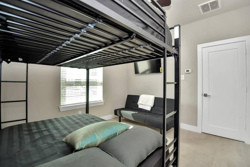 Amazing Rooftop! Downtown Skyline Views!!! Sleeps 15 Houston Exterior photo