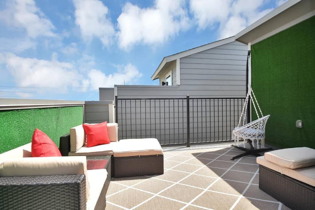 Amazing Rooftop! Downtown Skyline Views!!! Sleeps 15 Houston Exterior photo