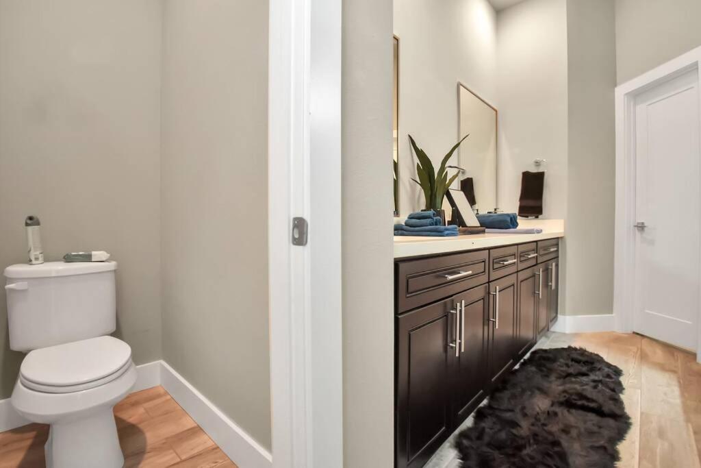 Amazing Rooftop! Downtown Skyline Views!!! Sleeps 15 Houston Exterior photo