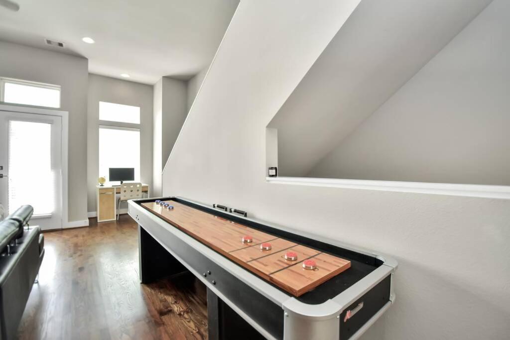 Amazing Rooftop! Downtown Skyline Views!!! Sleeps 15 Houston Exterior photo