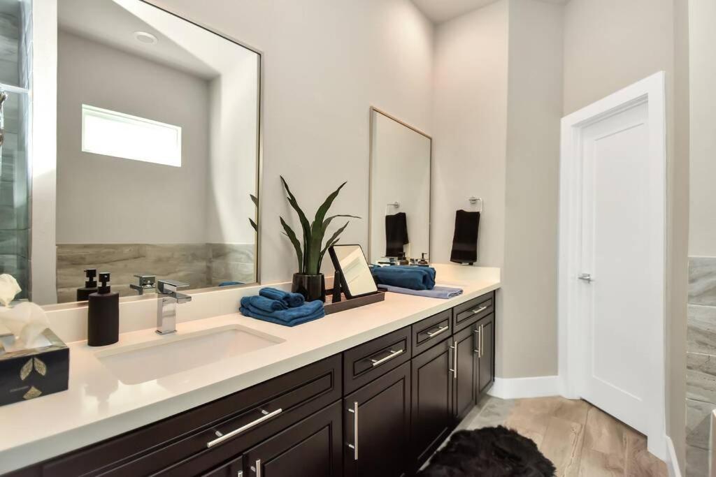 Amazing Rooftop! Downtown Skyline Views!!! Sleeps 15 Houston Exterior photo